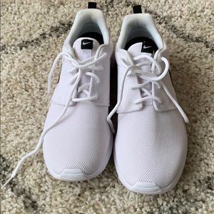 White Nike Roshe One sneakers